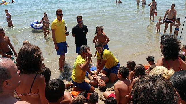 Niños aprenden a no correr peligro en la playa con juegos