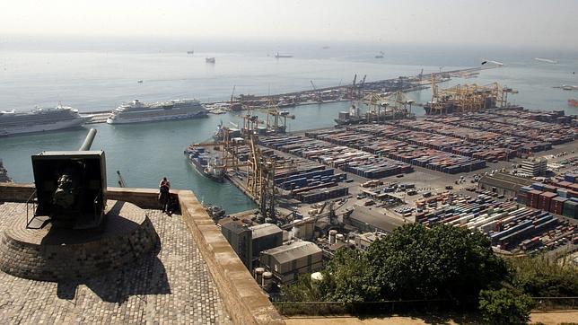 Desde el castillo se ve perfectamente el Puerto de Barcelona y también toda la ciudad