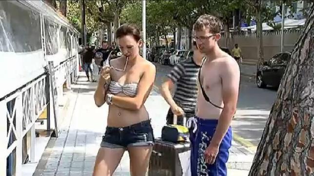 Ir en bañador y sin camiseta por Salou puede costarte una multa de 100 euros