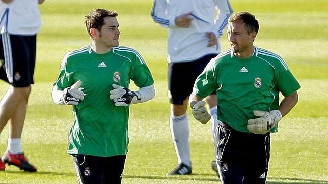 Jerzy Dudek, a la derecha, compartió vestuario con Casillas cuatro temporadas