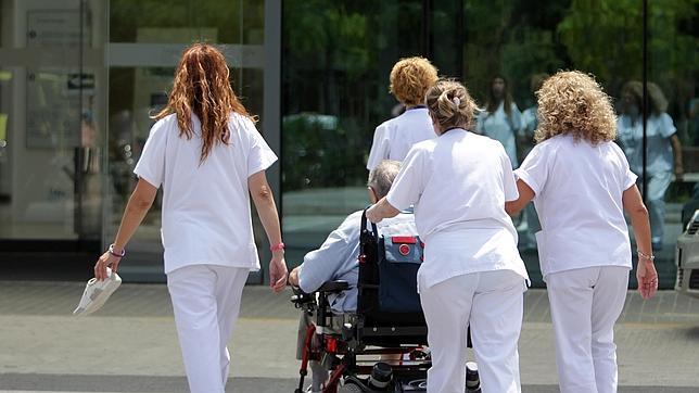 El personal sanitario podrá seguir trabajando tras los 65 años en dos supuestos