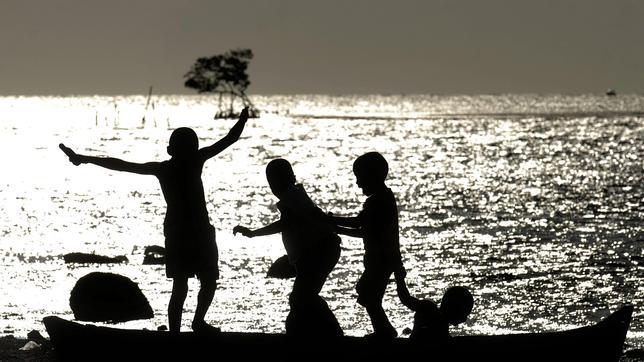 Hay que tener cuidado con los niños cuando estén cerca del mar