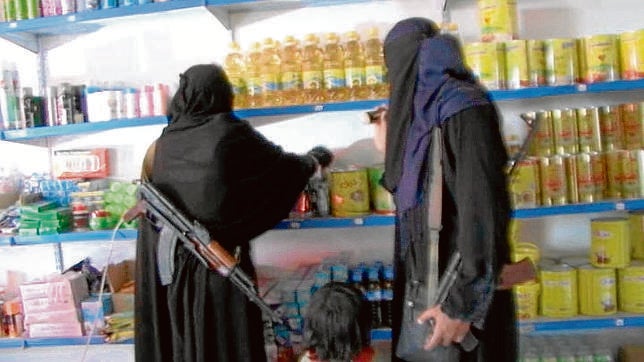 Dos mujeres cogen algunas provisiones