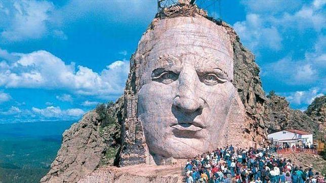 La gigantesca estatua que rinde homenaje a Caballo Loco