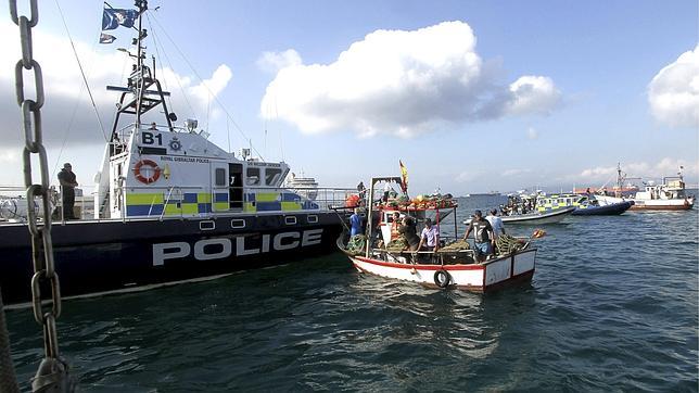 Gibraltar acusa a la Guardia Civil de embestir a pescadores y apuntarles con un arma