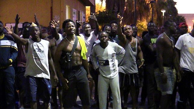 Unos 700 inmigrantes intentan entrar en Melilla y al menos 80 lo consiguen