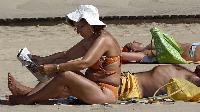 Tomar el sol no está reñido con mantener el hábito de la lectura