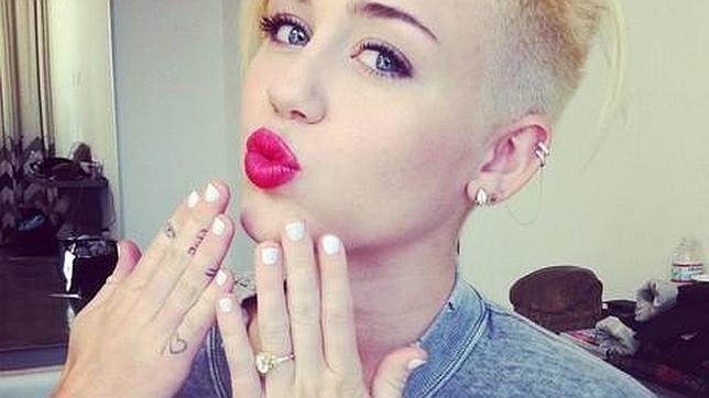 Miley Cyrus presume de sus uñas tippex en su cuenta personal de Twitter