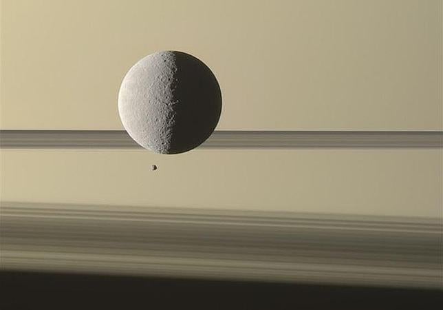 Un enorme satélite de Saturno «se acerca» a su hermano pequeño