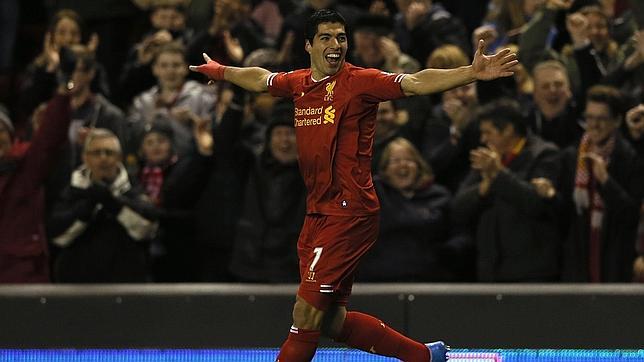 El director de la Premier celebra la marcha de Luis Suárez
