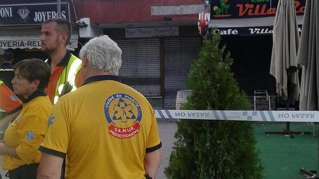 Hallan muerto de dos disparos a un joven en un bar de Hortaleza