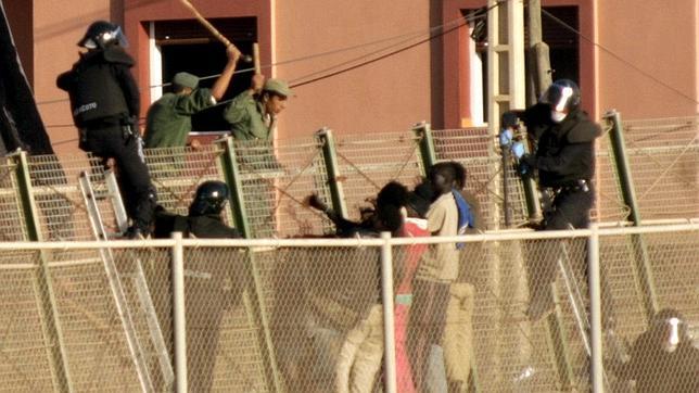 Garfios y anclas caseras: así superan la valla que los separa de Melilla