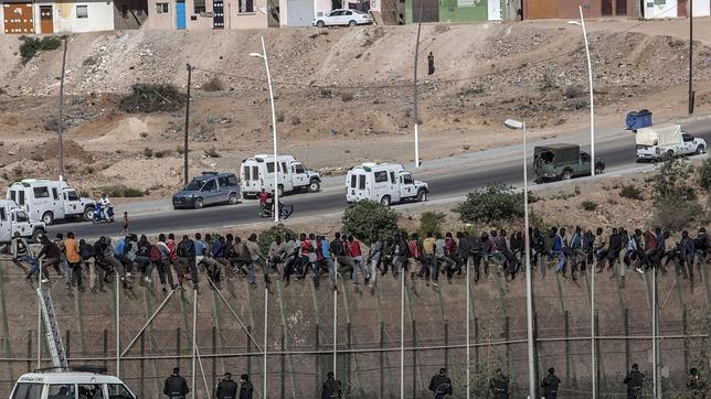 La Guardia Civil entrega a Marruecos a los inmigrantes encaramados a la valla de Melilla