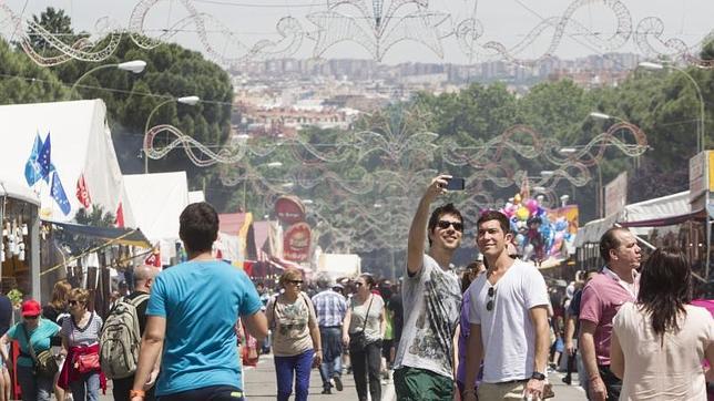 Dos turistas se hacen fotos durante la verbena