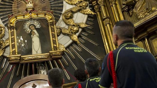 Bomberos, chotis y procesión para celebrar el día de la Virgen de La Paloma