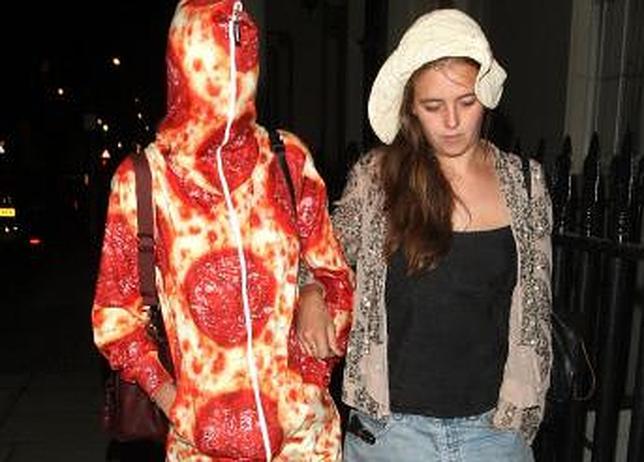 Cara Delevingne se viste de pizza pepperoni después de «liarla» en Ibiza