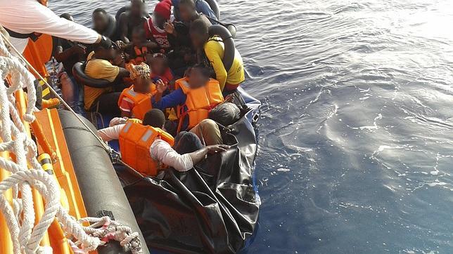 Interceptada una patera que navegaba hacia Melilla con 20 personas a bordo