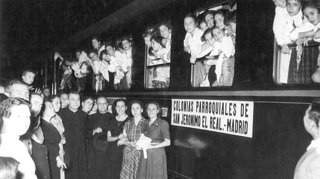 Grupo de niñas que viajan a unas colonias infantiles en Noja (Santander)