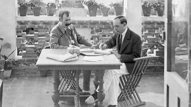 Mariano Benlliure, despachando con su secretario durante las vacaciones en Villalba (Madrid)