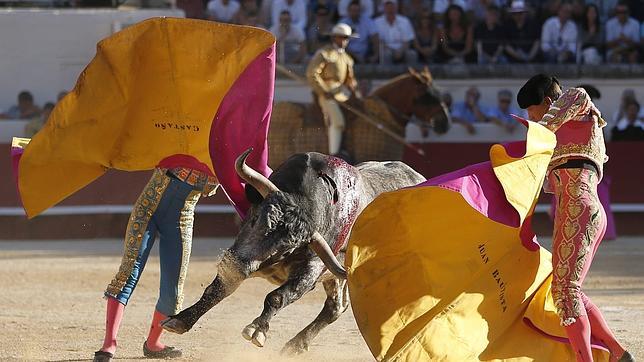 Triunfo de Bautista y Robleño con miuras y escolares en Francia