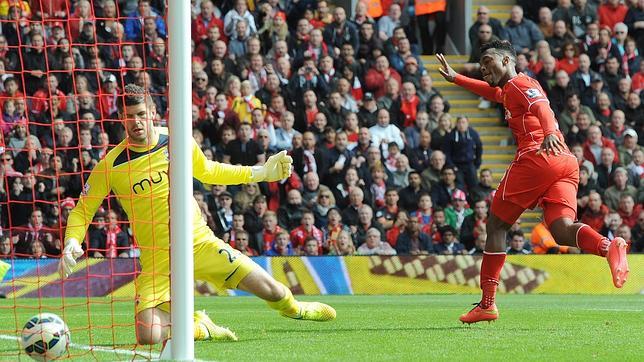 Sturridge conduce al Liverpool a su primera victoria