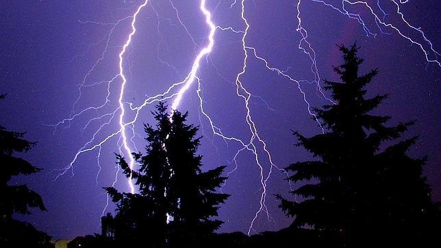 El verano, la época en la que es más probable que te alcance un rayo