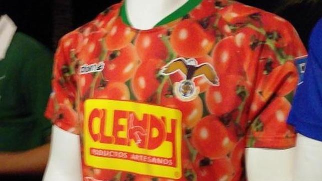Sporting Aguileño, el club de Murcia que luce tomates en su llamativa camiseta