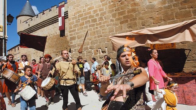 Los juglares y malabaristas se hacen dueños de las calles de Olite una vez al año