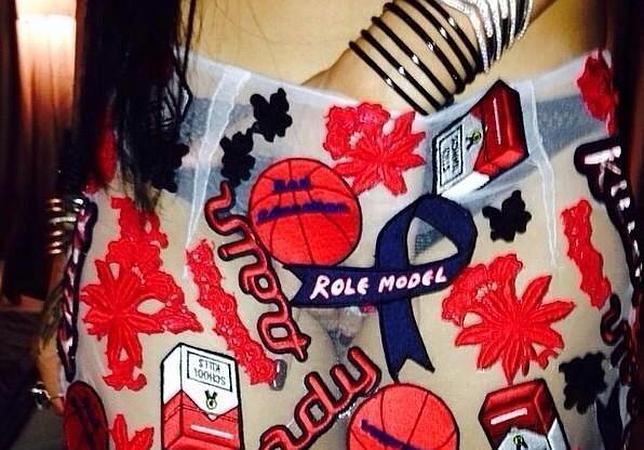 Una imagen de Rihanna tocándose sensualmente la entrepierna incendia Twitter