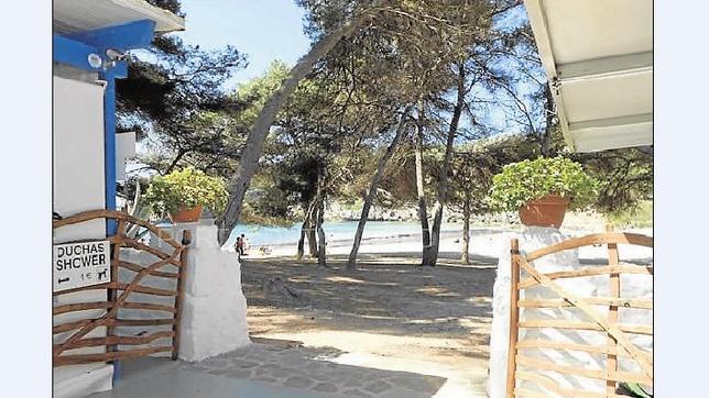 Cubierto de una arboleda, invita al relax con una buenas raciones variadas y una óptima y rica oferta de bocadillos