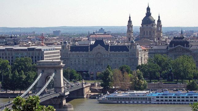 Vista del Puente de las cadenas desde el Castillo de Buda