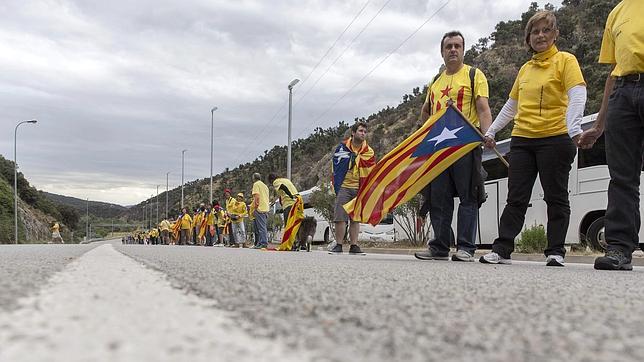 Imagen de archivo de varias personas que participan en la cadena humana por la independencia