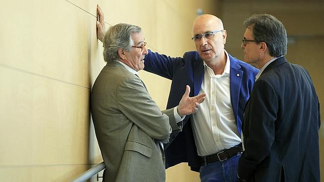 El alcalde de Barcelona, Xavier Trias, conversa con el secretario general de CiU, Josep Antoni Duran Lleida, y el presidente catalán, Artur Mas