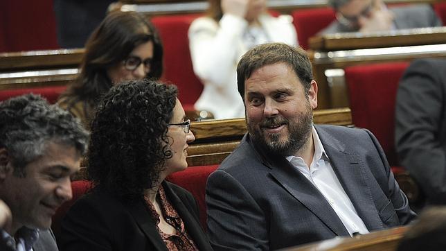 Oriol Junqueras charla con una compañera en el parlamento catalán