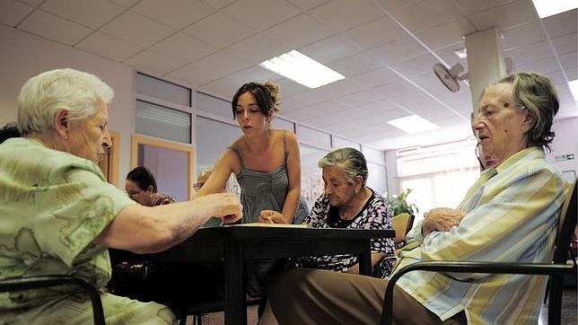 Un día libre reduce el estrés de los cuidadores de personas con demencia