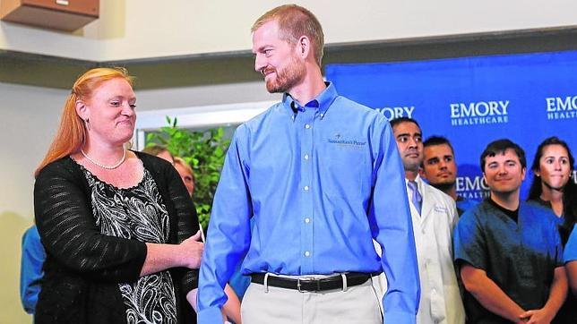 El médico y la enfermera estadounidenses infectados con ébola reciben el alta