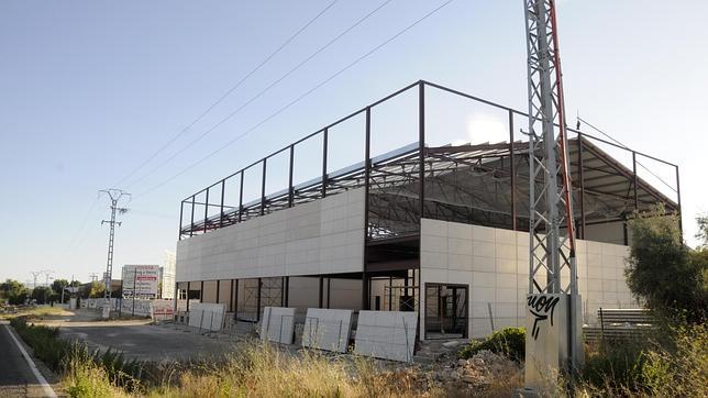 Un gran salón de eventos se levanta sobre el arrasado híper Asia