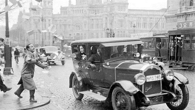 Reparto de propaganda electoral en la Puerta del Alcalá