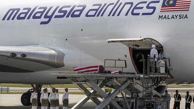 Malasia recibe las primeras víctimas del MH17 en jornada de luto nacional