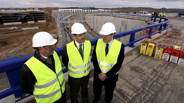 El alcalde de Valladolid, León de la Riva, a la izquierda, durante la visita a unas obras