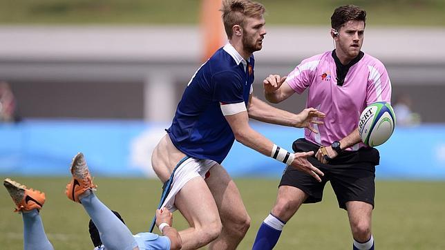 Imagen de un partido de Rugby en el que un jugador está a punto de perder el pantalón