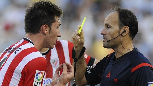 Victoria del Málaga ante el Athletic tras un gol anulado a Iraizoz