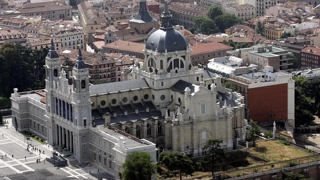 Una vista aérea de la catedral de la Almudena y su cúpula, orientada hacia el Palacio Real