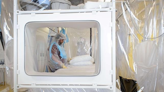 Repatrían al primer británico afectado por ébola