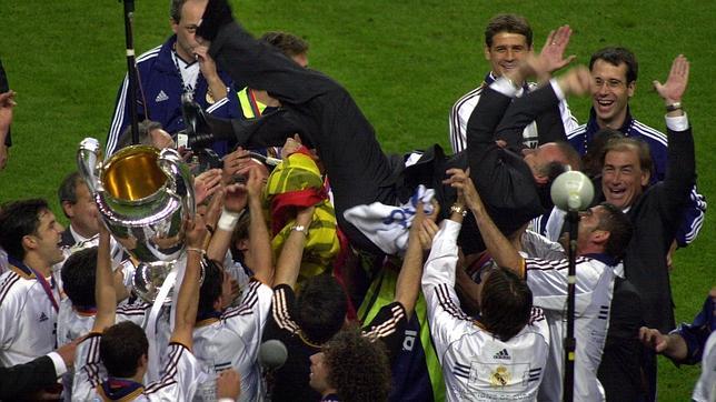 Vicente del Bosque, manteado por sus jugadores tras conseguir la Octava