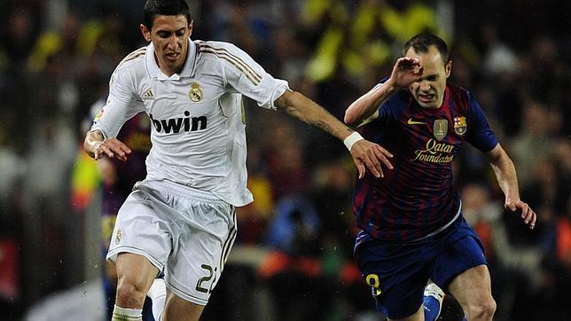 Di María, disputando un balón junto a Iniesta