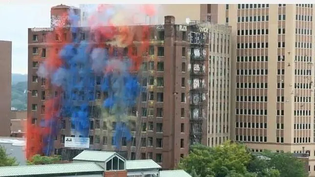 Nueva York dice adiós al Hotel Wellington Annex en una espectacular demolición