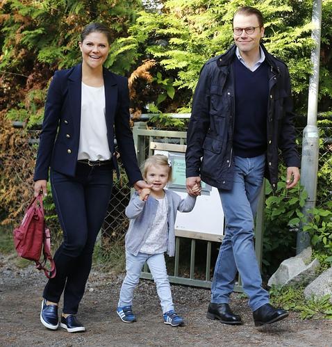 La Princesa Estelle de Suecia entra en un jardín de infancia ecológico