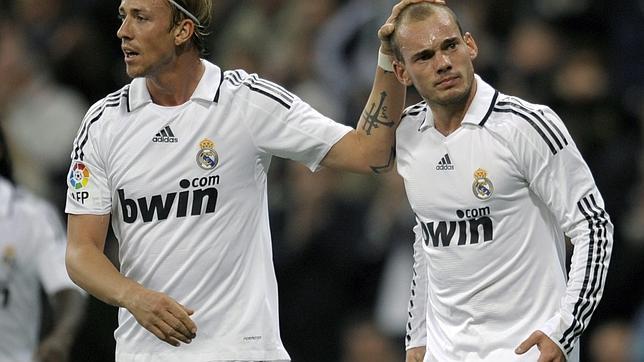Sneijder (derecha) junto a Guti, en un encuentro del Real Madrid