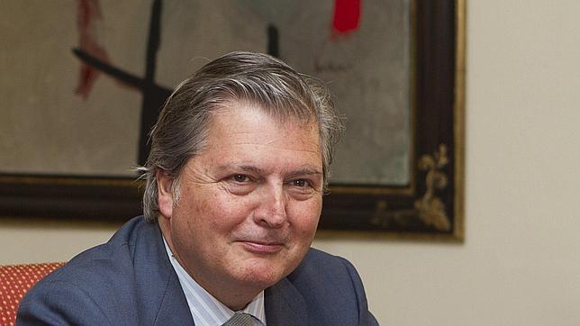 España pasará «de estar al borde del rescate» a tener a Guindos como «jefe de los rescatadores»